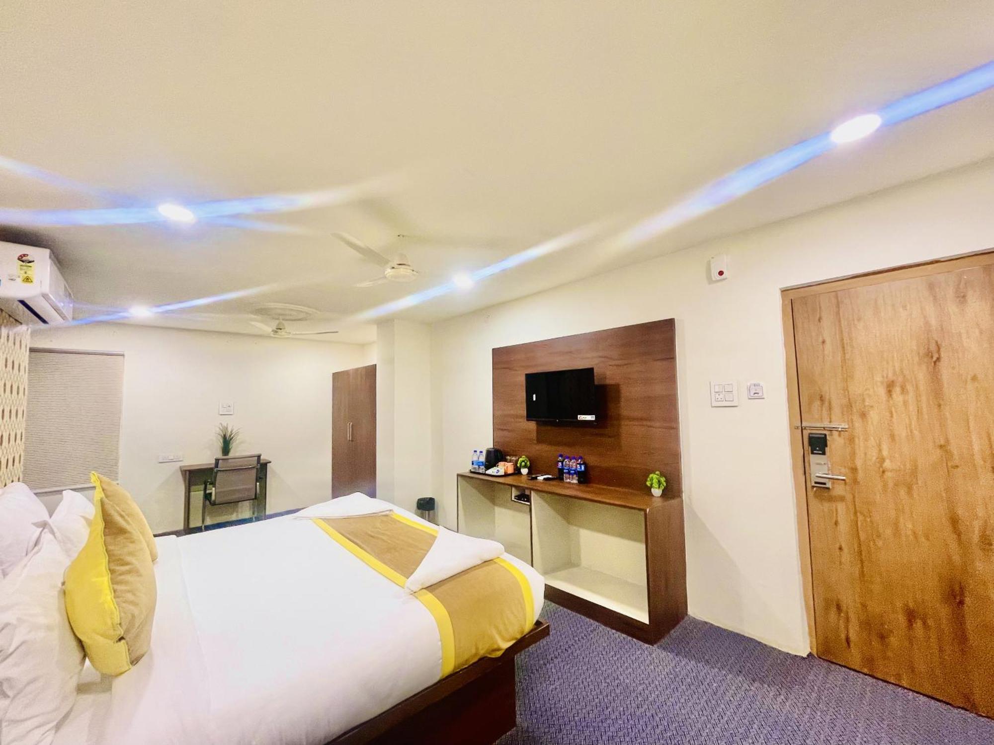 Hotel Eagle Grand Hyderabad Airport Zone シャムシャバード エクステリア 写真