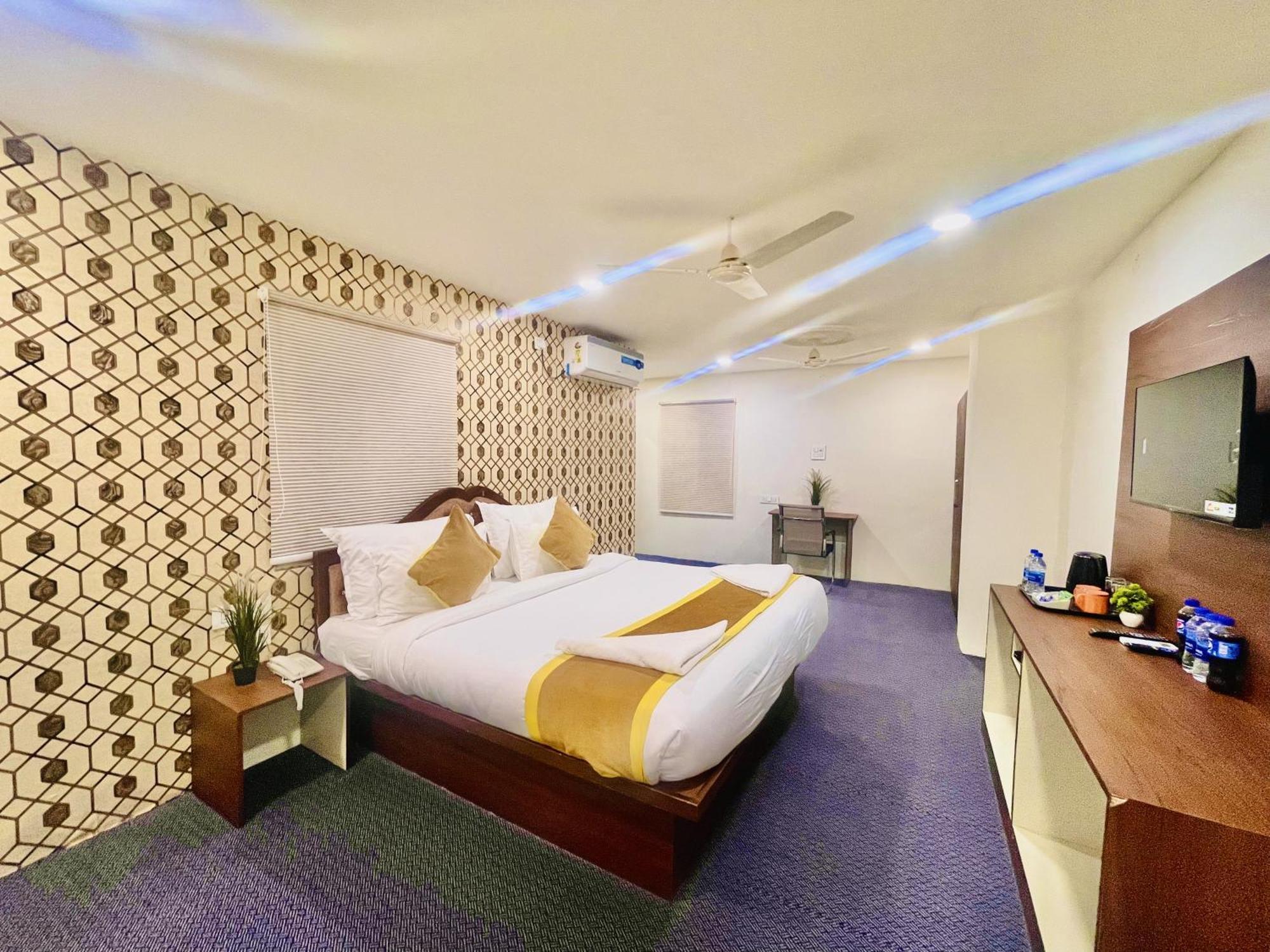 Hotel Eagle Grand Hyderabad Airport Zone シャムシャバード エクステリア 写真