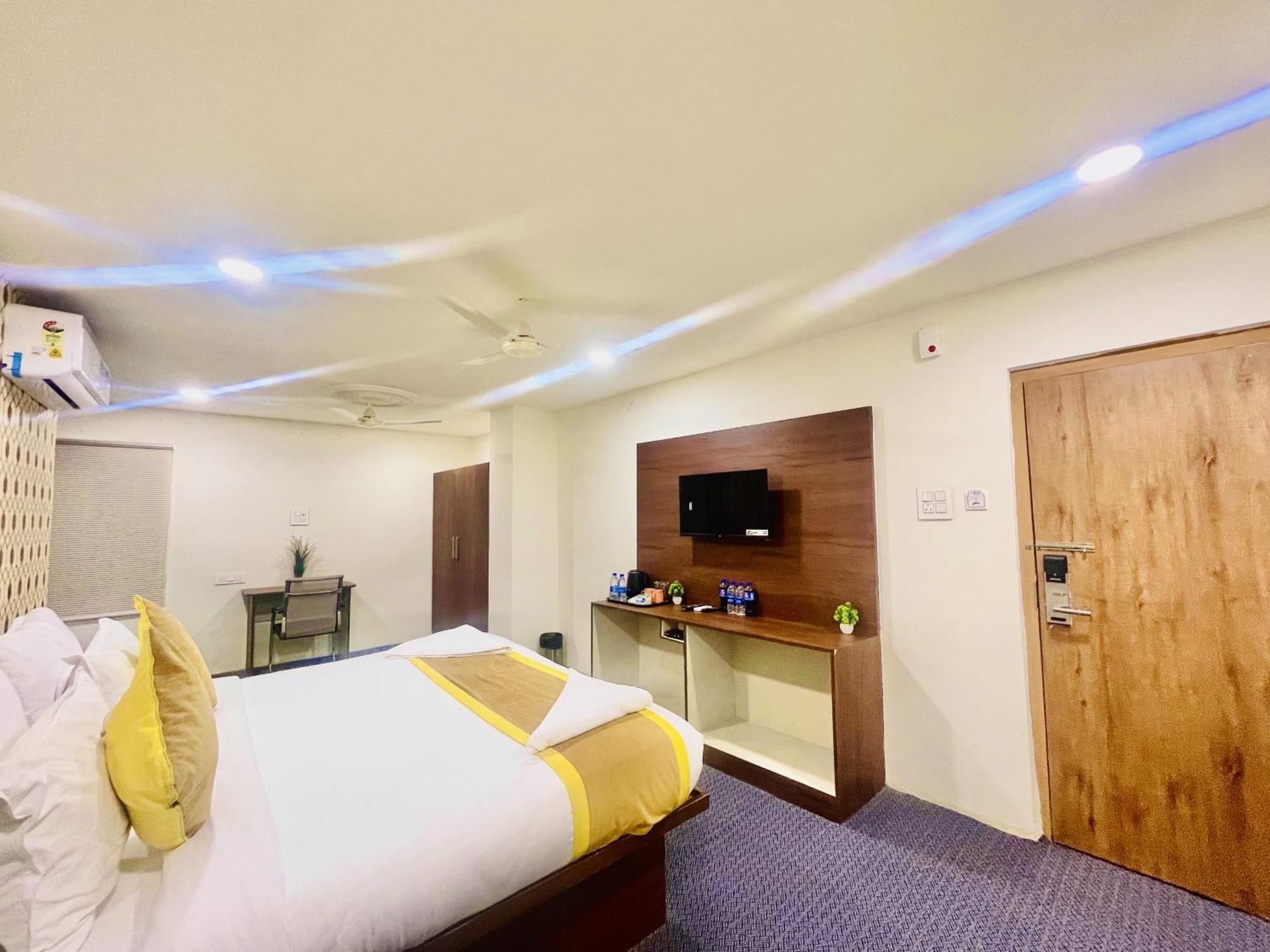 Hotel Eagle Grand Hyderabad Airport Zone シャムシャバード エクステリア 写真