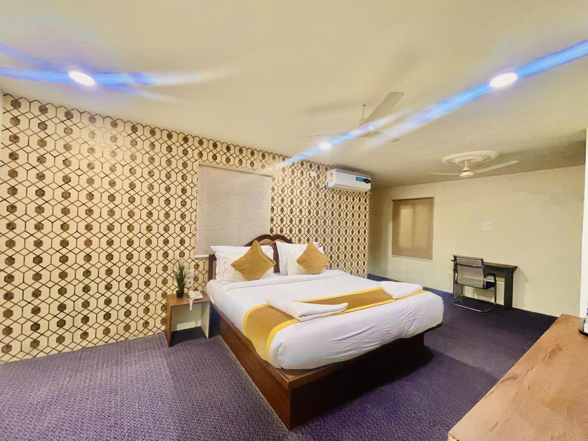 Hotel Eagle Grand Hyderabad Airport Zone シャムシャバード エクステリア 写真