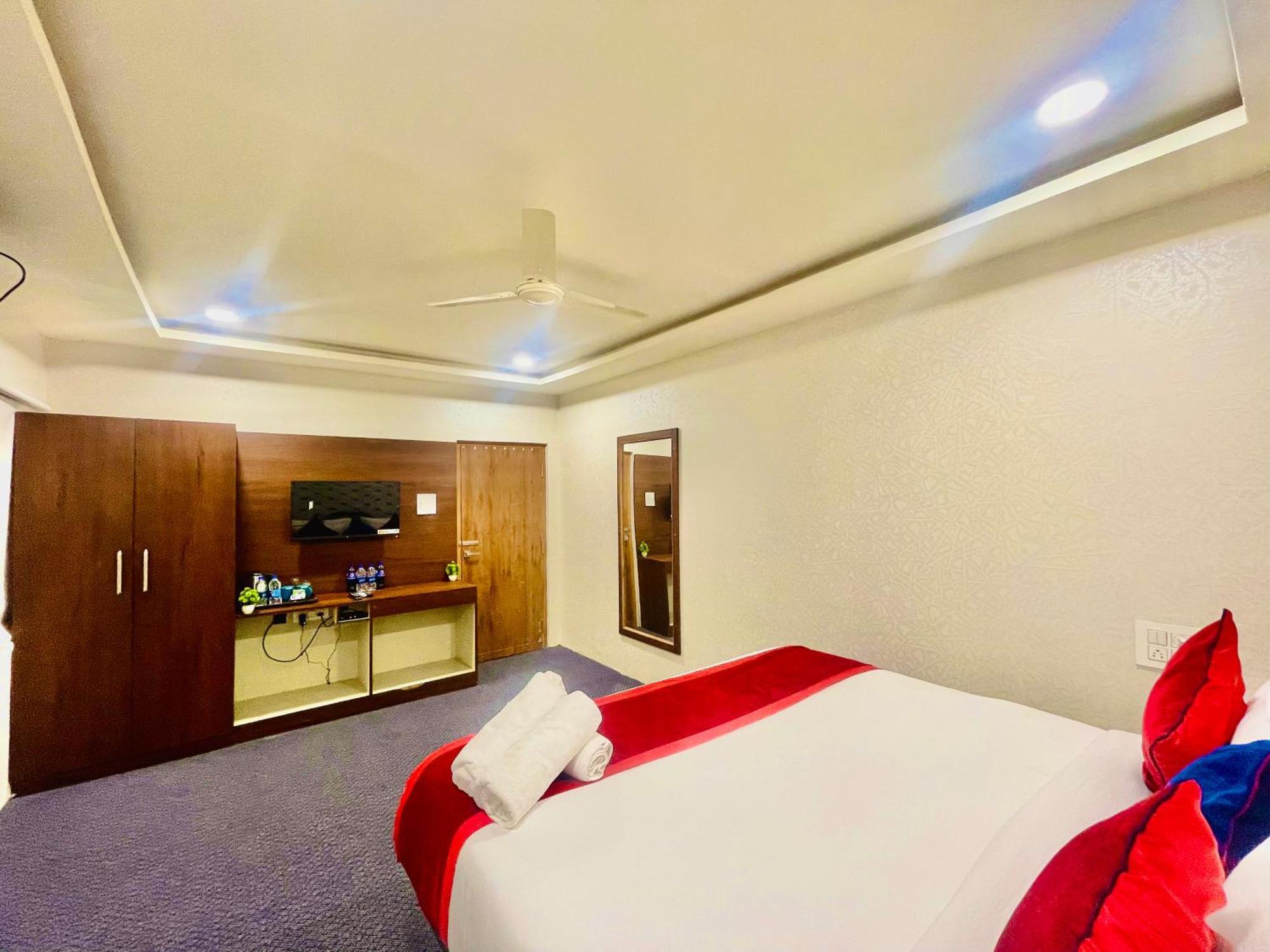 Hotel Eagle Grand Hyderabad Airport Zone シャムシャバード エクステリア 写真